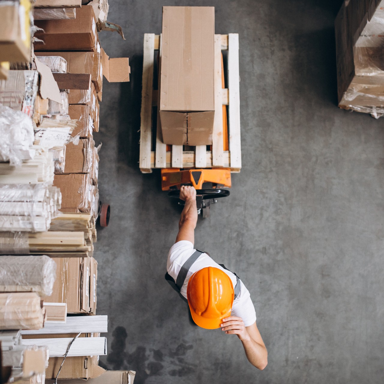 joven-trabajando-en-un-almacen-con-cajas